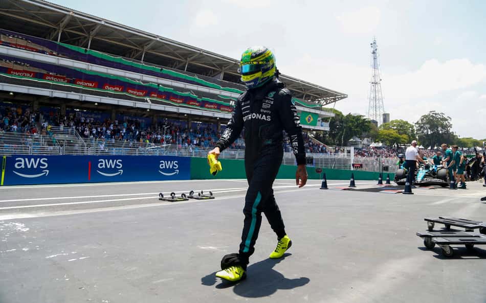 Hamilton lamenta fase 'devastadora' da Mercedes: 'Não ligo se ficar atrás de Russell'