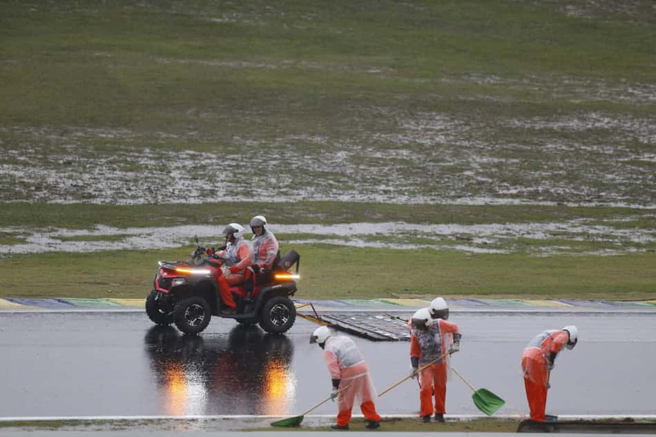 AUTO-PRIX-F1-BRA-QUALIFYING-RAIN