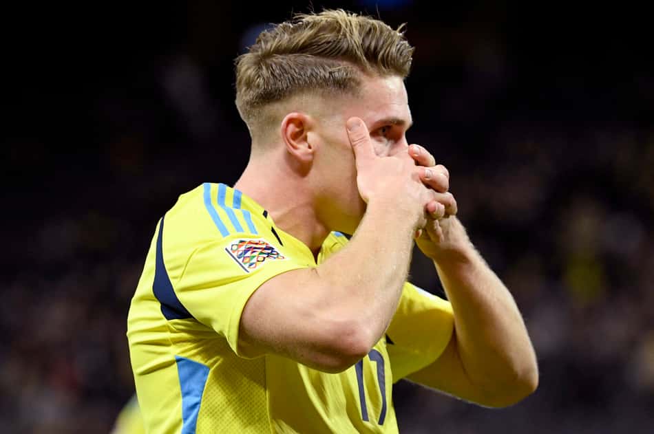 Viktor Gyökeres, atacante sensação do futebol europeu, marcou quatro gols pela Suécia contra o Azerbaijão (Foto: Jakob Akersten/AFP)