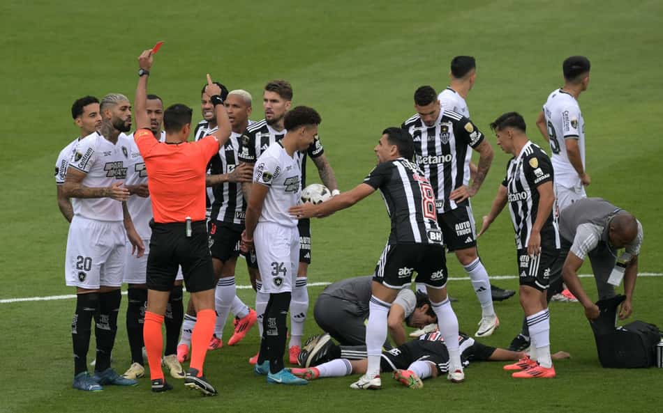 Web brinca com expulsão relâmpago de Gregore na final da Libertadores