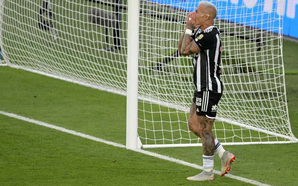 Internautas criticam Vargas após gols perdidos na final da Libertadores