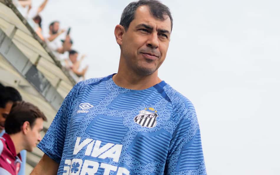 Próximo do acesso com o Santos, Carille despista sobre futuro