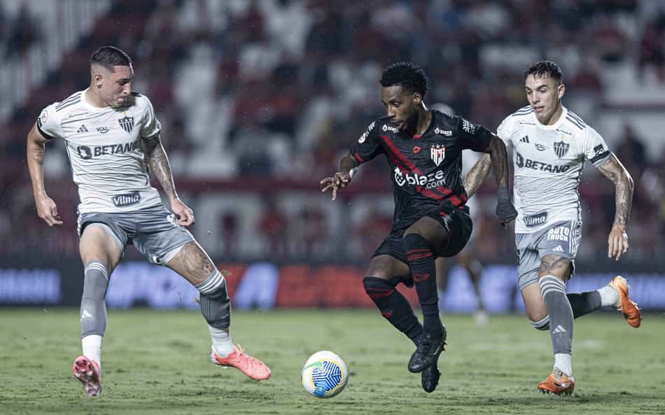 Torcedores do Atlético-MG perdem a paciência com jogador: 'Não dá pra confiar'