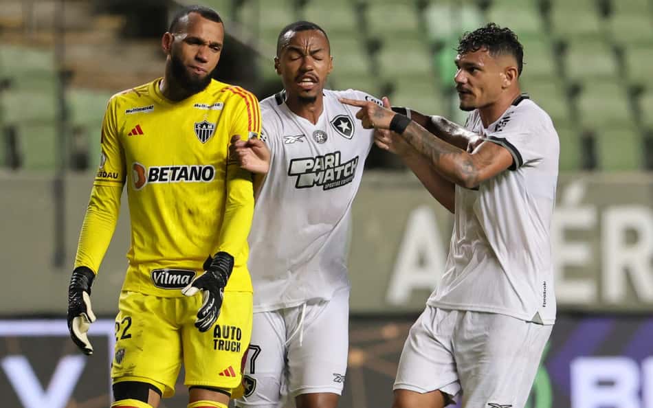 Éverson dispara na beira do gramado: 'Botafogo quis arrumar confusão'