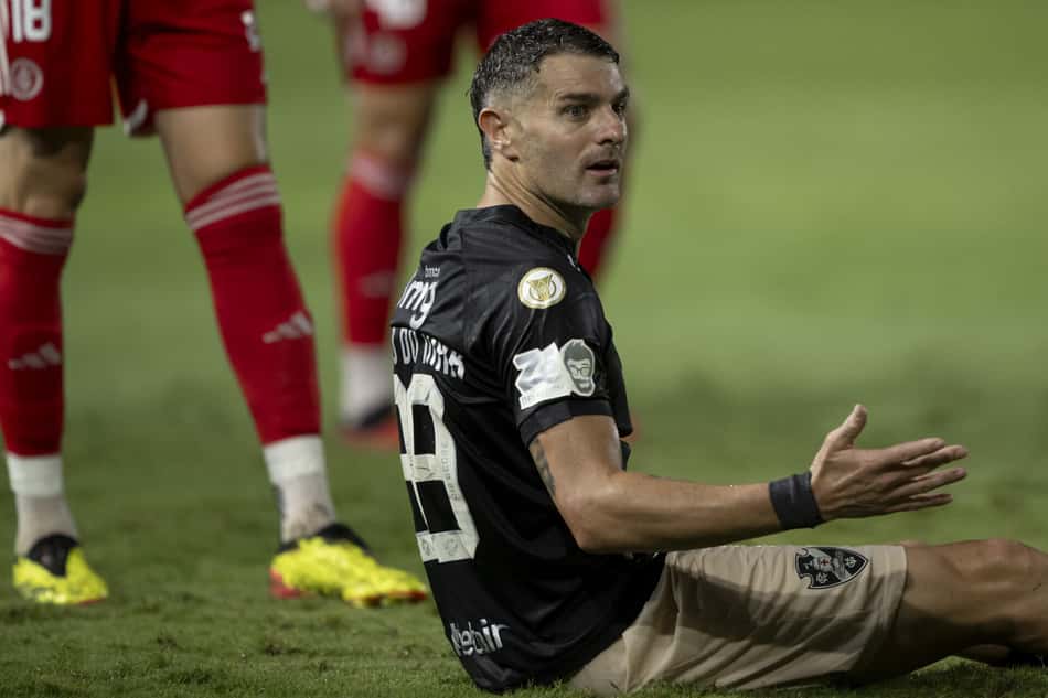 Pablo Vegetti em ação pelo Vasco contra o Internacional (Foto: Jorge Rodrigues/AGIF)