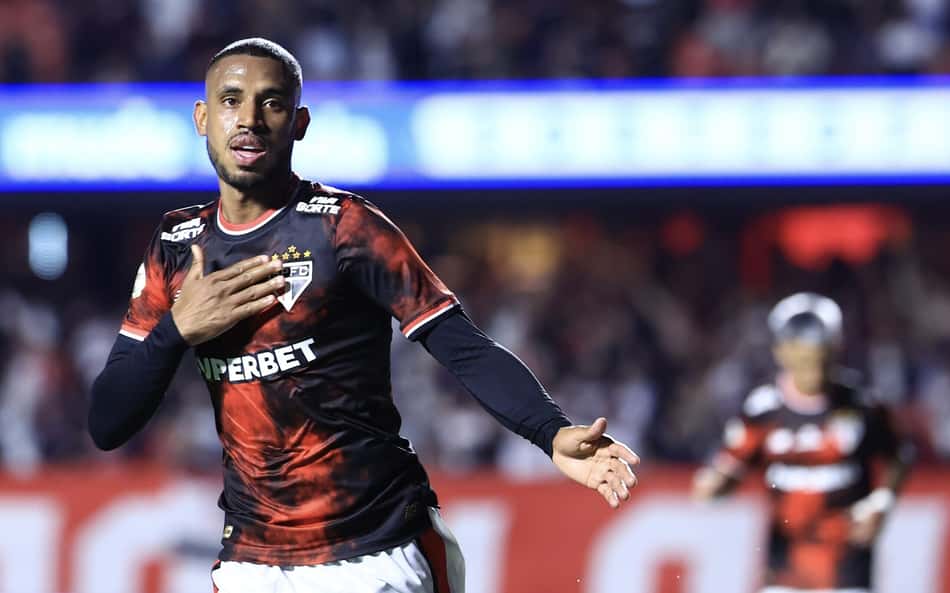 André Silva vive boa fase, marca gols decisivos e vira sombra para Calleri