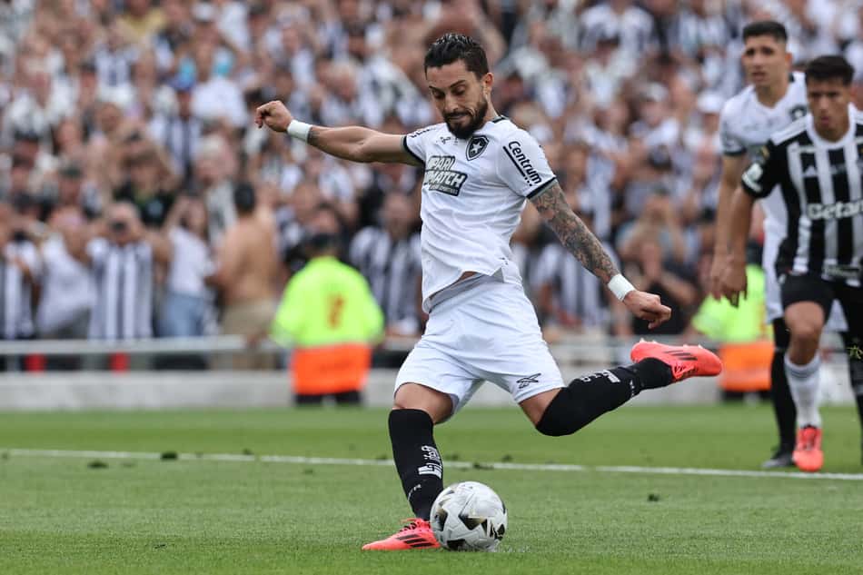 Alex Telles cobrando pênalti pelo Botafogo na decisão da Libertadores contra o Atlético-MG