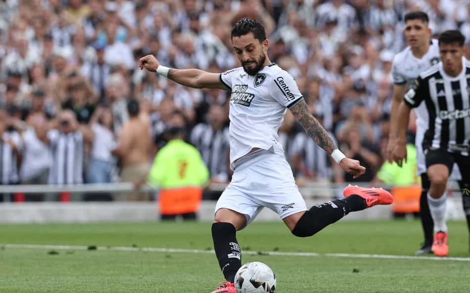 Alex Telles provoca rivais após título do Botafogo na Libertadores: 'Aguentem ou surtem'