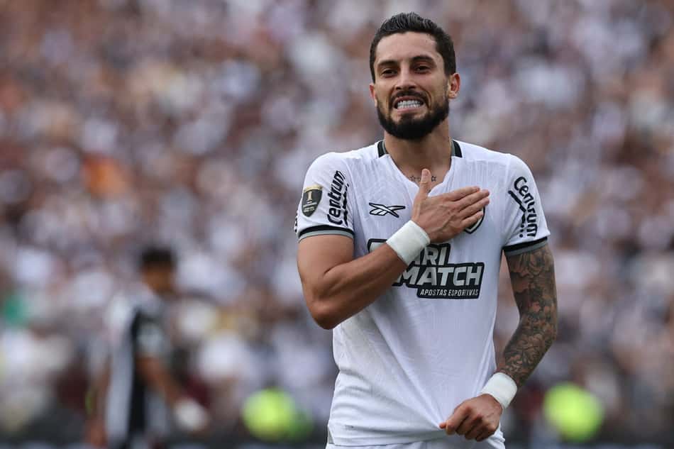 Alex Telles marcou um dos gols do Botafogo na final da Libertadores de 2024 (Foto: Alejandro Pagni/AFP)