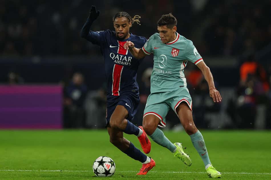 Barcola e Nahuel Molina disputam bola em PSG x Atlético de Madrid pela Champions League