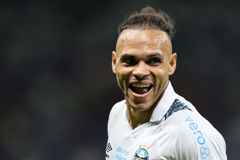Braithwaite, do Grêmio, comemora seu gol contra o Cruzeiro no Mineirão