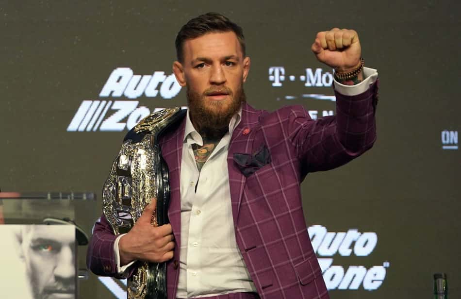 Conor McGregor foi campeão do peso pena e leve do UFC (Foto: Timothy A. Clary/AFP)