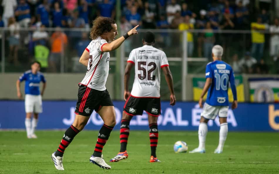David Luiz leva torcedores do Flamengo à loucura com gol de falta: 'Finalmente'