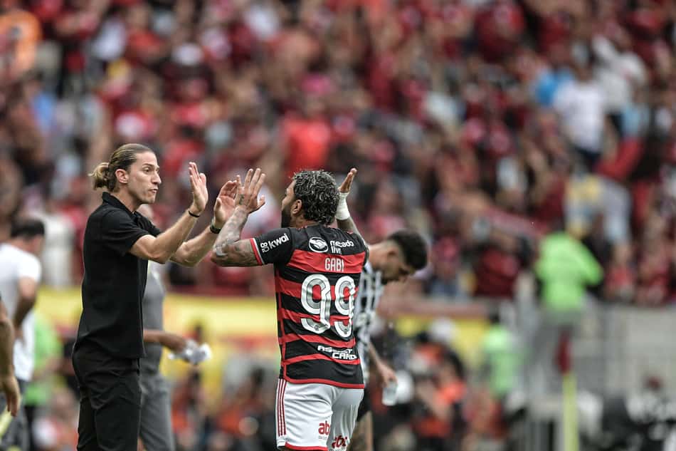 Gabigol comemora gol marcado no jogo de ida da final da Copa do Brasil com Filipe Luís