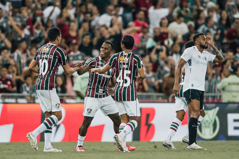 Ganso comemora com Arias gol marcado pelo camisa 21 sobre o Grêmio