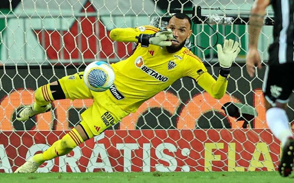 Everson desafia estatísticas e se transforma em sequência contra o Flamengo