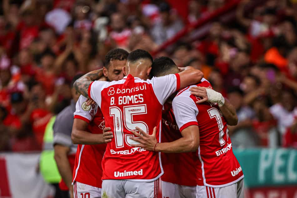 Jogadores do Internacional comemoram gol marcado por Borré contra o Fluminense