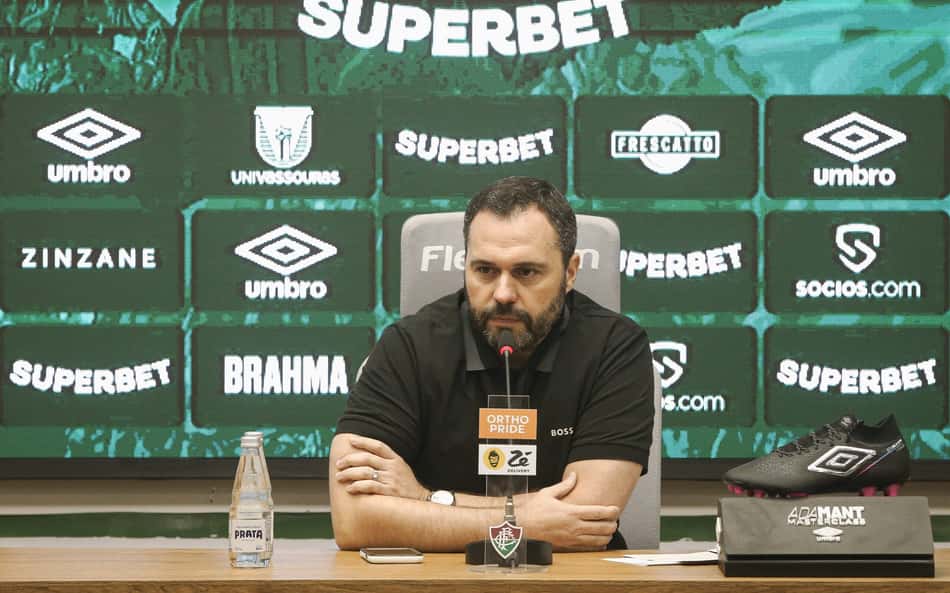 Mario-Bittencourt-durante-coletiva-concedida-no-CT-do-Fluminense-scaled-aspect-ratio-512-320