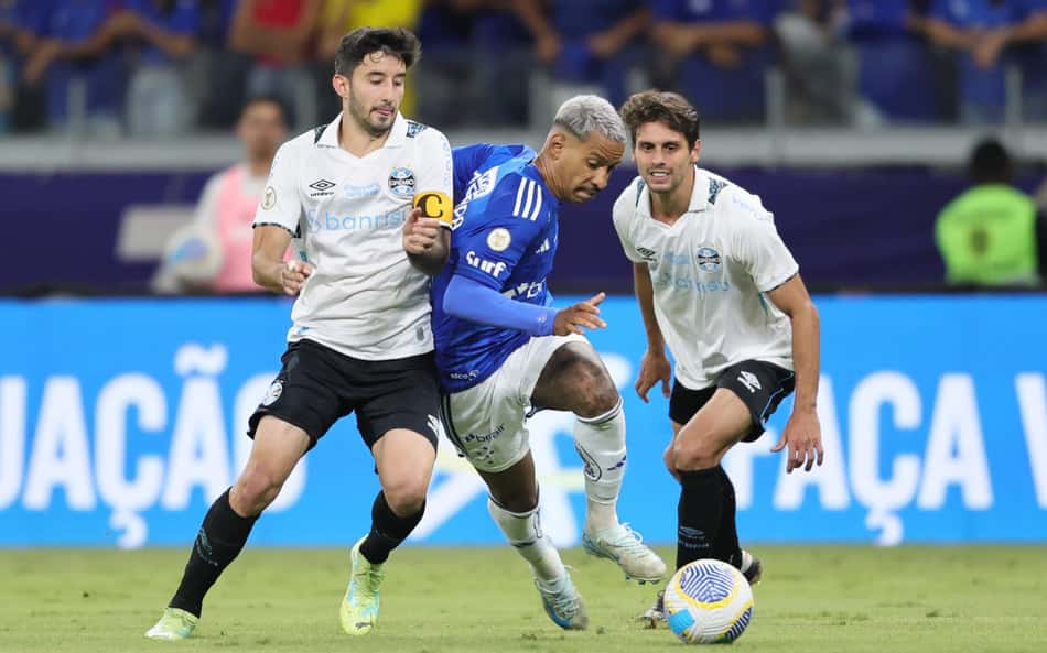 Em noite de golaços, Cruzeiro e Grêmio ficam no empate pelo Brasileirão