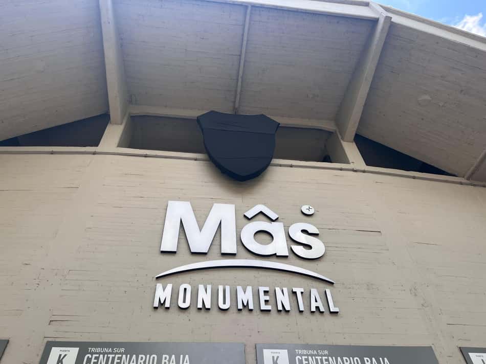 Monumental-escudo-River-Plate-tapado