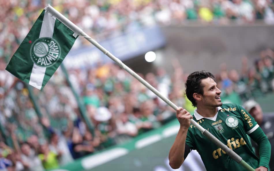 Torcedores do Palmeiras vão à loucura com gol de Veiga: 'Pintura de falta'