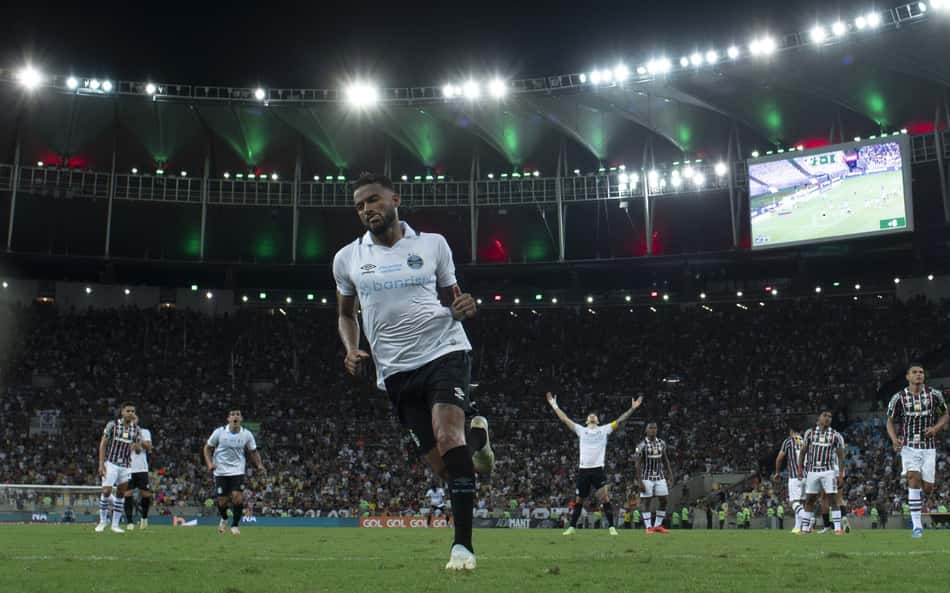 Batida de pênalti de Reinaldo arranca elogios da torcida do Grêmio: 'Bola de Ouro'