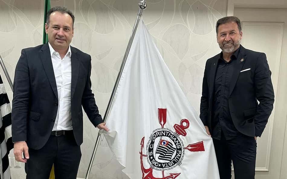 Diretor do Corinthians vê disputa política em impeachment e defende Augusto Melo