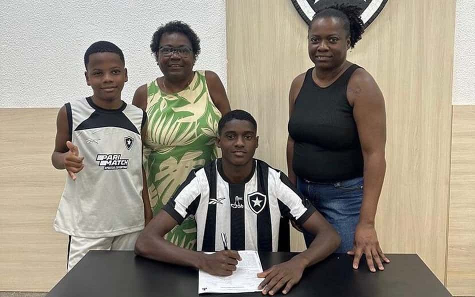 Botafogo assina com jovem e fixa multa em R$ 120 milhões