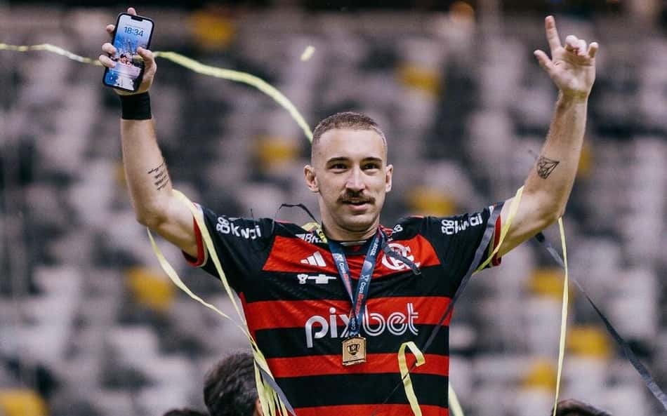 Léo Ortiz, do Flamengo, cumpre promessa por título da Copa do Brasil