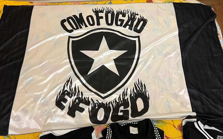 Superstição? Torcedor do Botafogo perde 'bandeira da sorte' a caminho de Buenos Aires