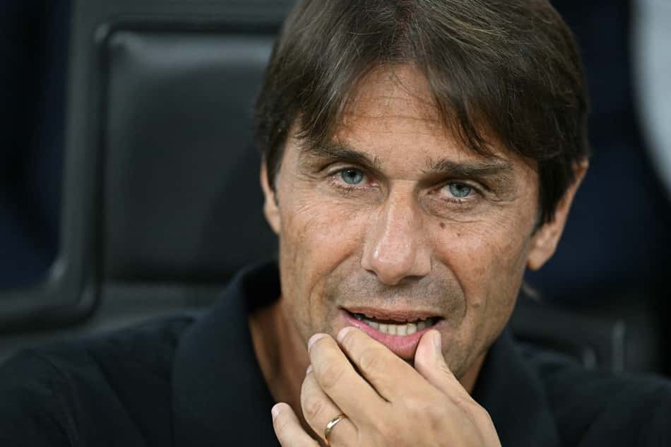 Antonio Conte no banco do Napoli (Foto: Gabriel Bouys / AFP)