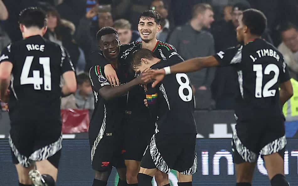Com 'pelada' no primeiro tempo, Arsenal goleia West Ham na Premier League