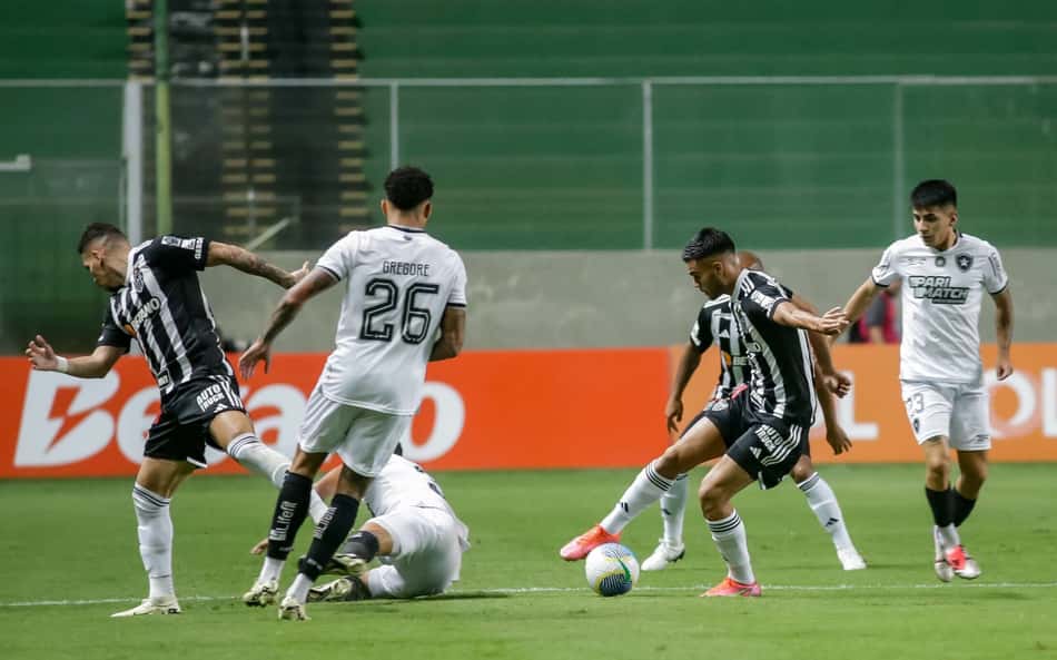 Torcedores do Atlético exaltam jogador do Botafogo: 'Complicado marcar'