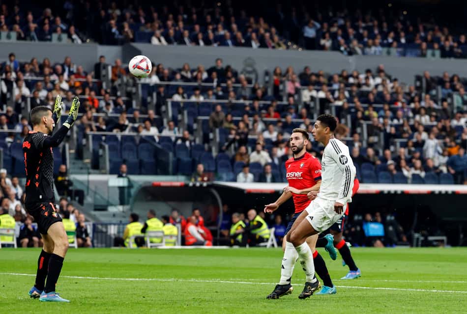 Jude Bellingham marca golaço de cobertura contra o Osasuna, por LA LIGA (Foto: Oscar del Pozo/AFP)
