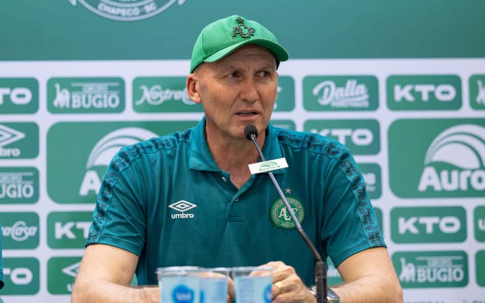 Técnico da Chapecoense revela cena de terror no vestiário: 'Quebrei tudo'