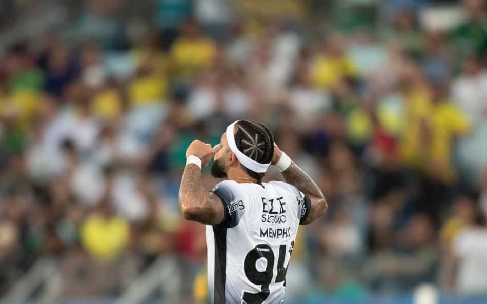 Torcedores do Corinthians enlouquecem com golaço de Depay: 'Apreciem'