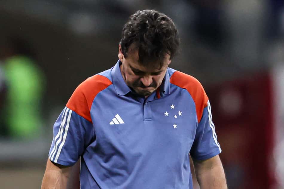 Fernando Diniz, técnico do Cruzeiro, à beira do campo em partida contra o Grêmio, no Mineirão, pelo Brasileirão (Foto: Foto: Gilson Lobo/AGIF)