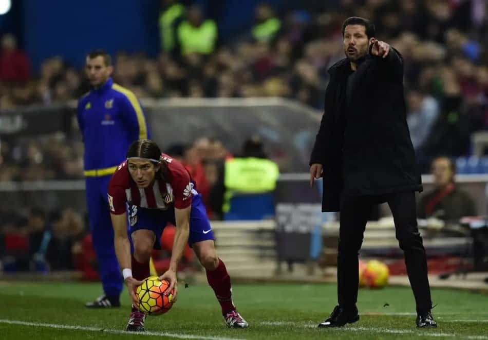 Filipe Luís e Diego Simeone juntos no Atlético de Madrid (Foto: Javier Soriano / AFP)