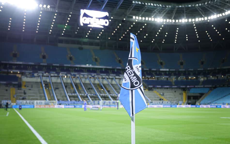 Grêmio se manifesta sobre suposto caso de injúria racial contra Carlinhos, do Flamengo