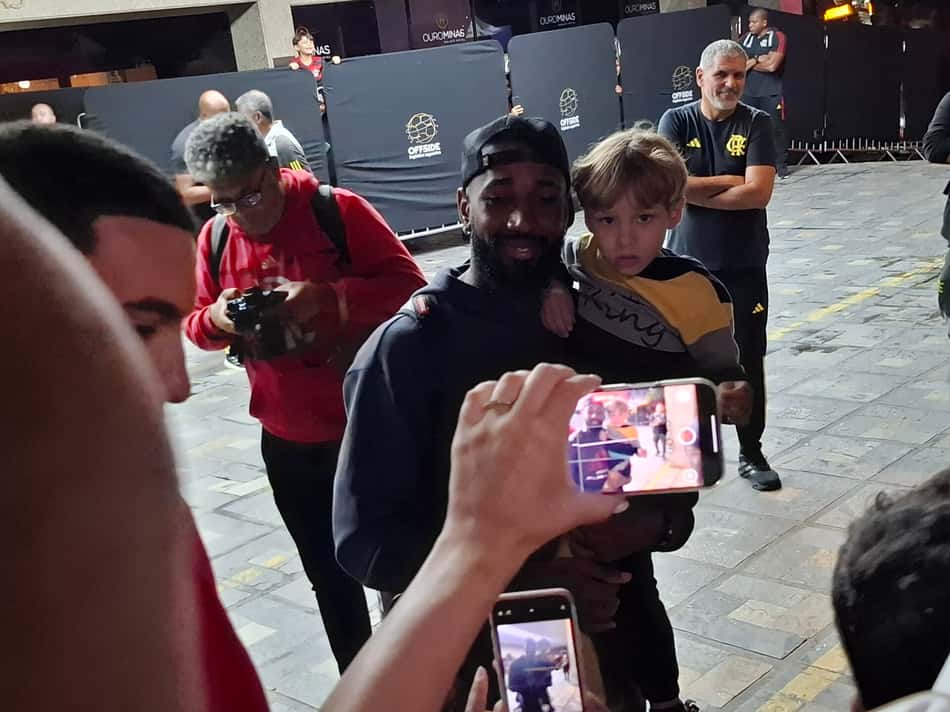 Gerson pegou criança no colo em Minas