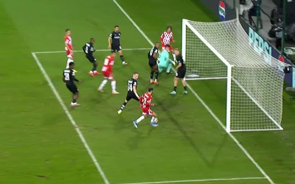 Torcedores se desesperam com lance bizarro na Champions League: 'O pior da história'