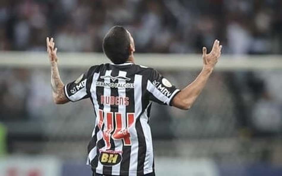 Torcedores perdem a paciência com Rubens: 'Tem que ser afastado'