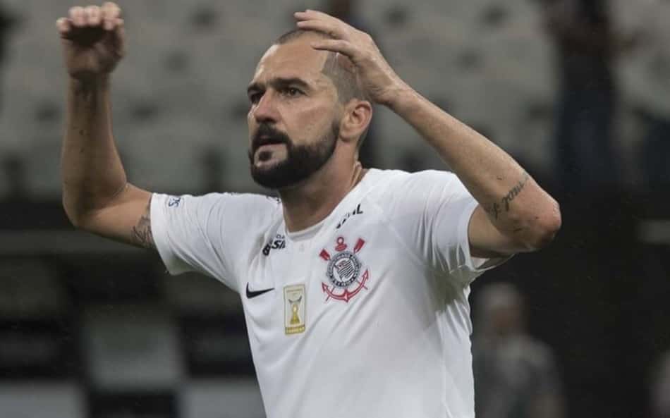 Ídolo do Corinthians dispara: 'Joguei mais que Arrascaeta, Veiga e Ganso'