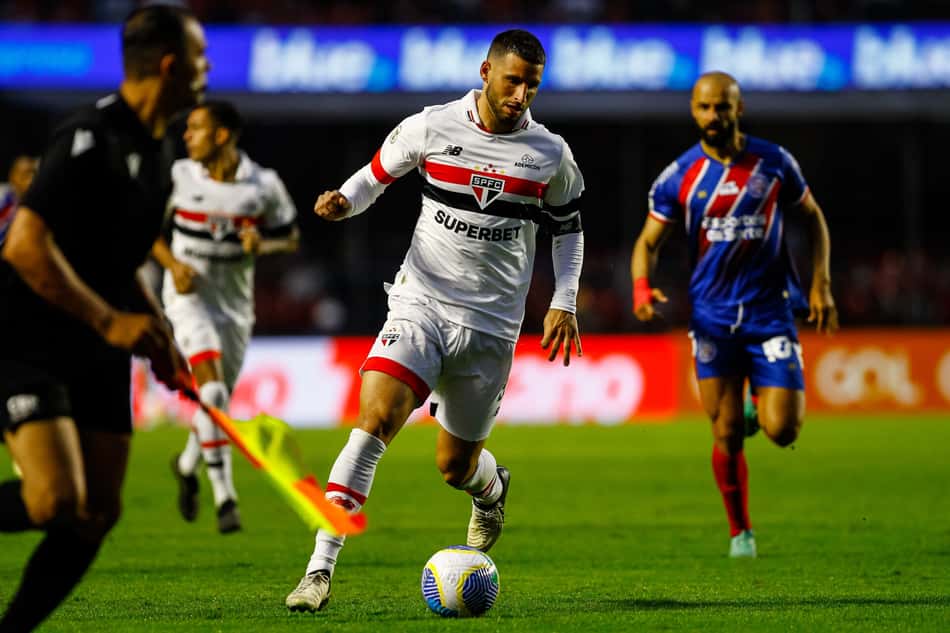 O Tricolor viaja até Salvador para enfrentar o Bahia; veja as informações do jogo de hoje (Foto: Marco Miatelo/AGIF)