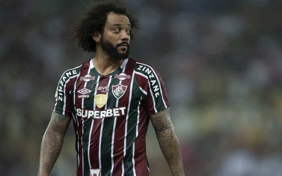 Ainda sem time, Marcelo posa com camisa e bandeira de clube do Brasil