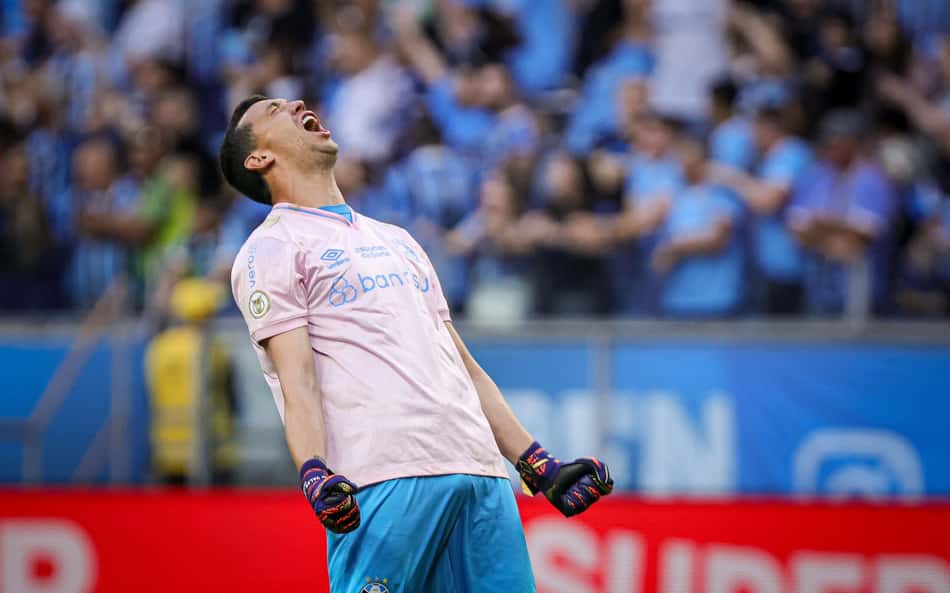 Marchesín defende pênalti e torcedores do Grêmio vão à loucura: 'Gigante'