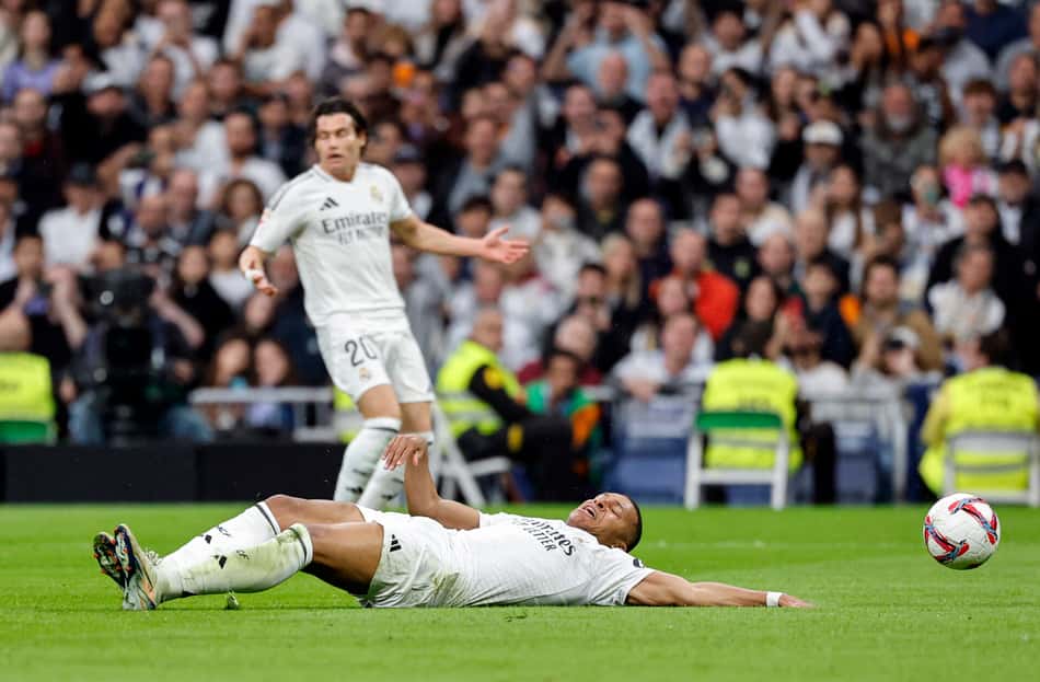 Mbappé em ação pelo Real Madrid na partida contra o Osasuna, por LA LIGA (Foto: Oscar del Pozo/AFP)