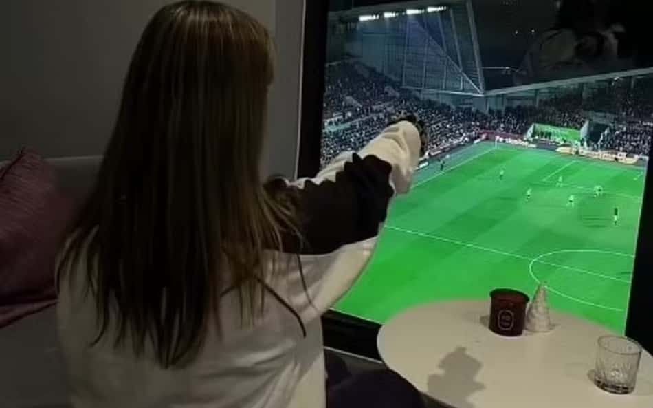 Jovem afirma que homens a escolhem por visão privilegiada de estádio da Premier League