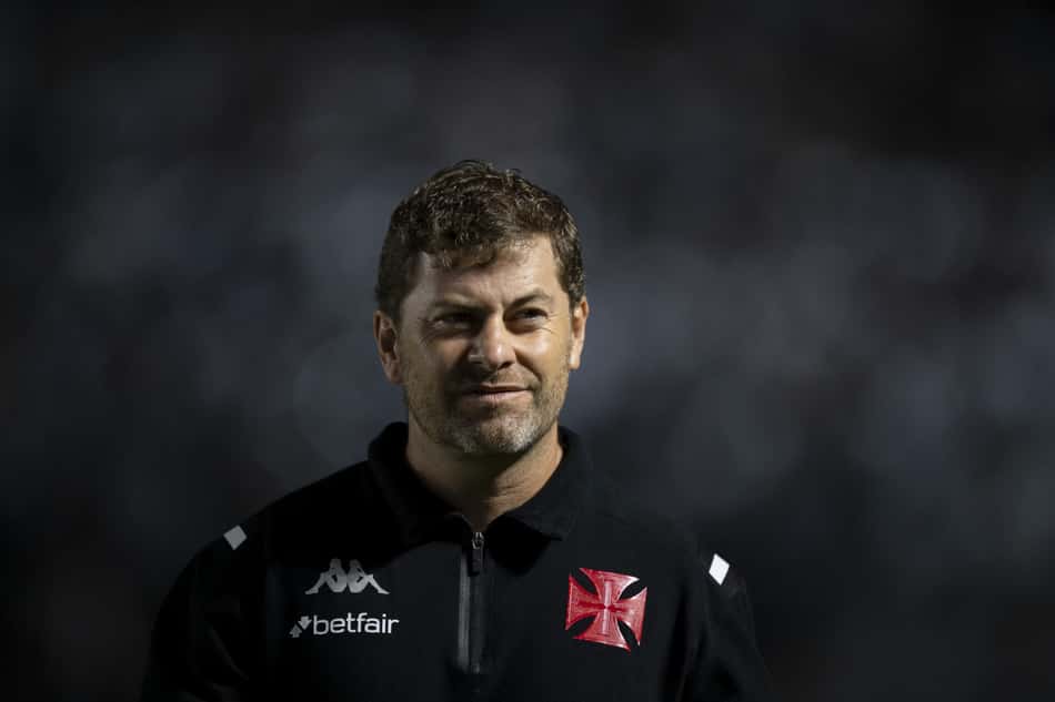 Resultados do futebol: Rafael Paiva, técnico do Vasco, foi vaiado pela torcida (Foto: Jorge Rodrigues/AGIF)
