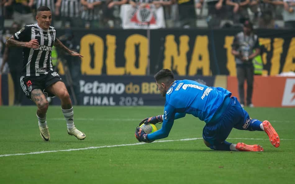 Rubro-negros agradecem aos milagres de Rossi em Atlético-MG x Flamengo: 'Pai'